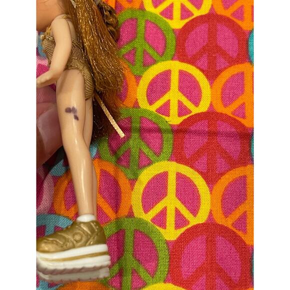 Lil Bratz Meygan 4" Doll with Braids outfit and gold sneakers - Picture 3 of 4